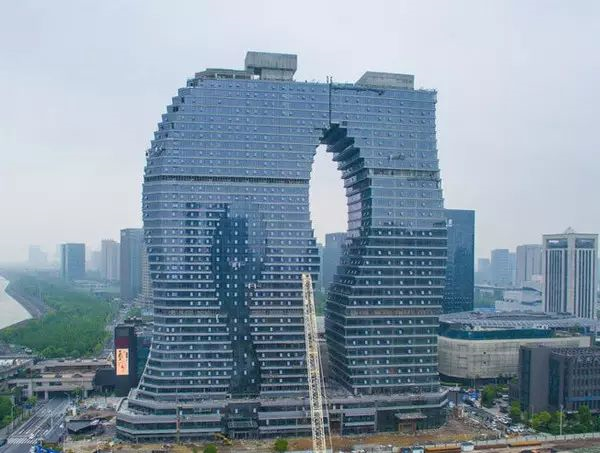 新濟南人小李 110個建筑界的“金酸莓獎”，國家發(fā)改委：嚴(yán)禁建設(shè)“丑陋建筑”