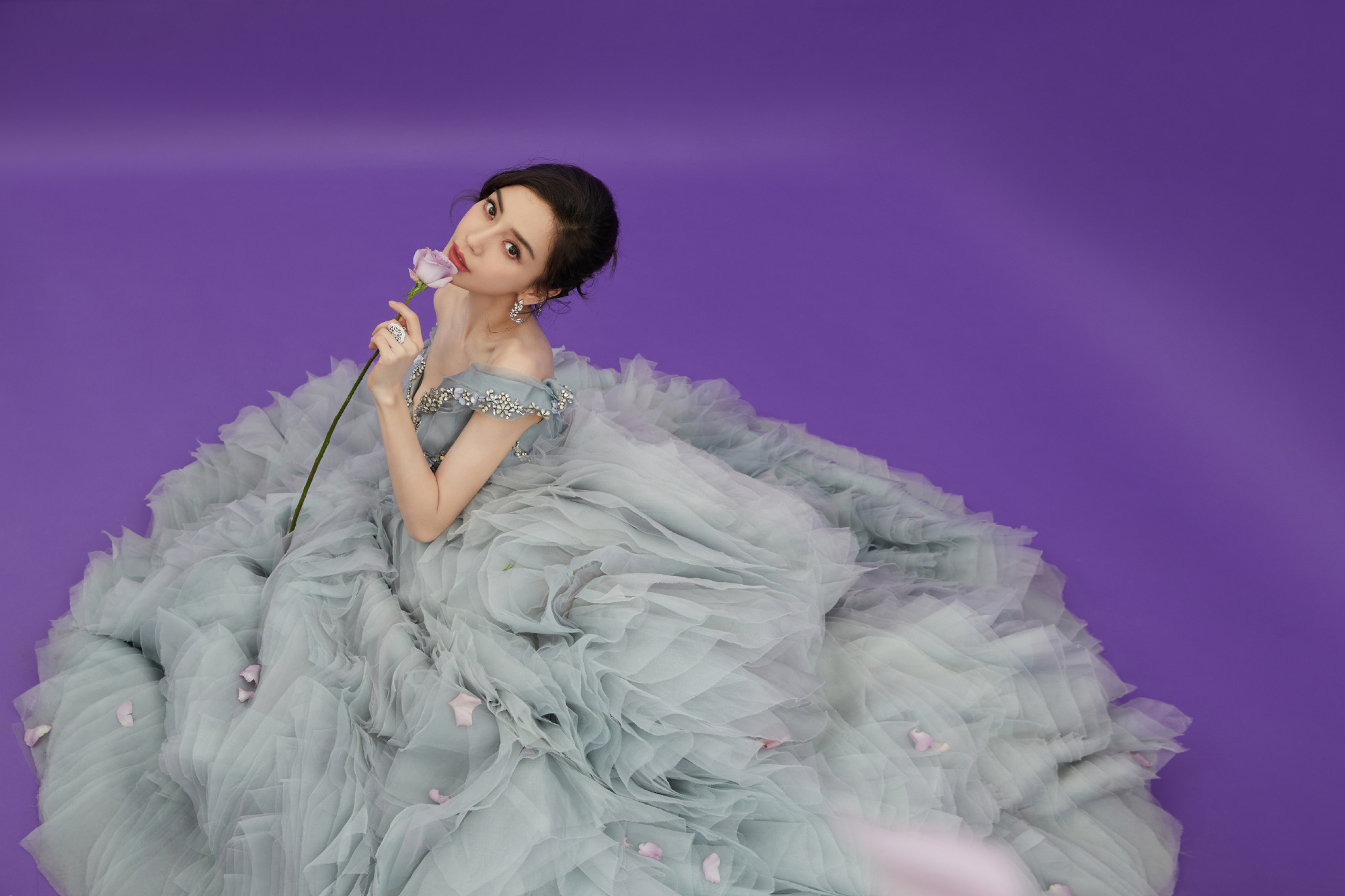 跨年|女明星跨年造型：杨幂angelbababy借到高定，唐嫣工作室太拉胯？