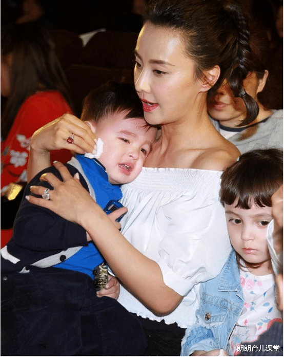 马雅舒|有种基因叫“马雅舒”，3个孩子都是高颜值，小女儿芭比长相成焦点