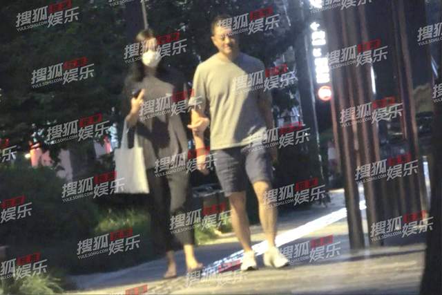 李亚鹏|李亚鹏与小19岁女友同框，挽手逛街显甜蜜，女方驼背模特气质全无