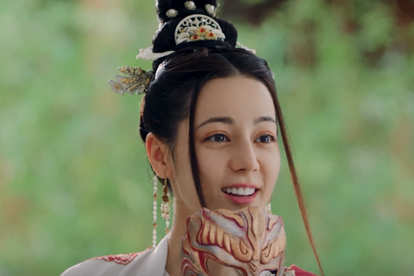 迪丽热巴|迪丽热巴被赵露思秒杀的，可不仅仅是年龄