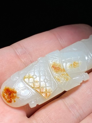 和田玉籽料|清 和田玉籽料 白玉留皮 琴棋书画 玉珮