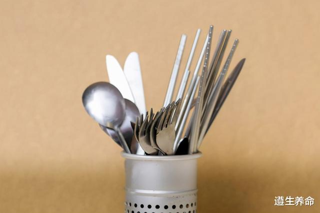 家里的木菜板，木筷子，真的会有黄曲霉素吗？厨房2物，更需注意