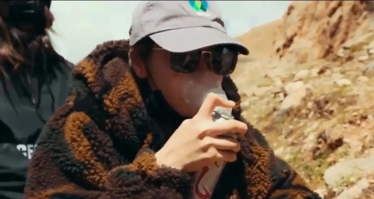 迪丽热巴|张钧甯追星成功了？张艺兴想穿越古代开粥铺？热巴总是低调做事？