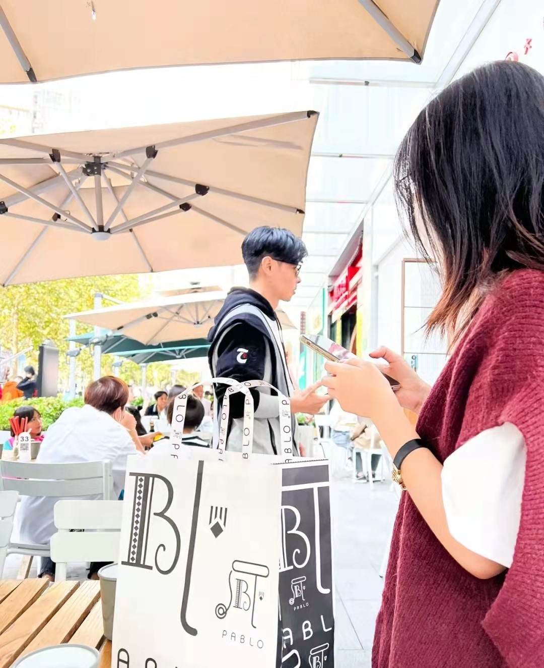 |蔡少芬夫妇聚餐被偶遇,淡定吃面不理偷拍,女方瘦到青筋突起