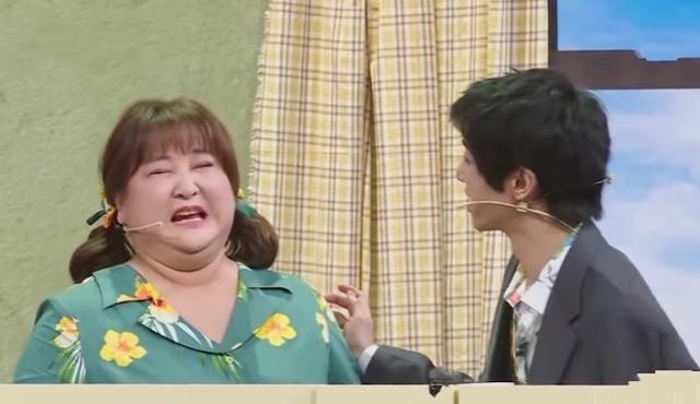 华晨宇|华晨宇有孩子还不收敛点？上节目左拥右抱好惬意，导演关摄像已晚