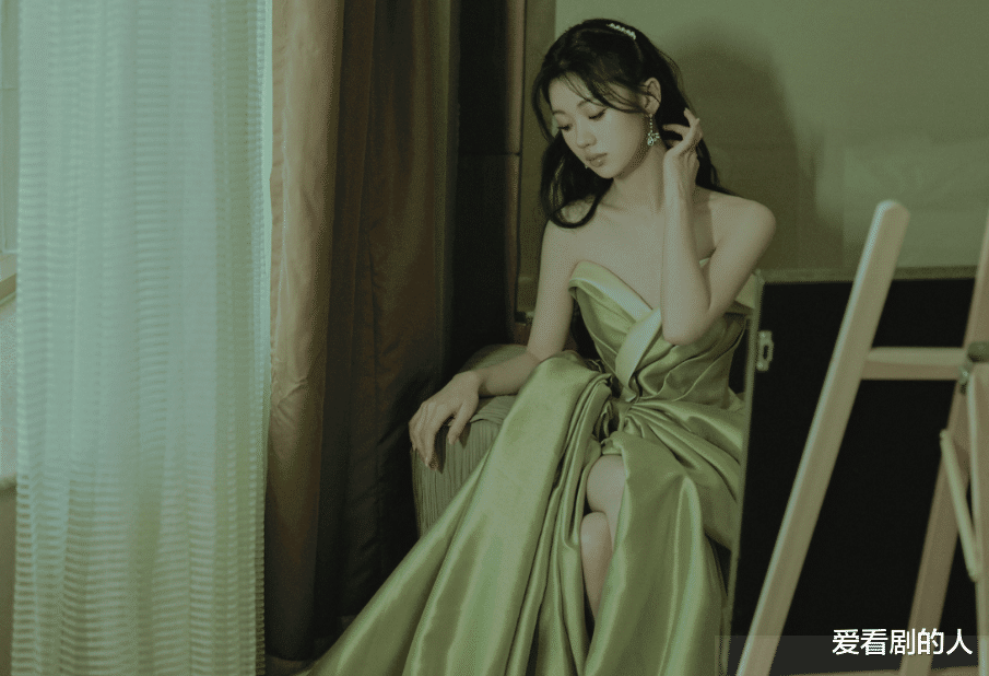 倪妮|金鸡奖红毯：单依纯金色长裙美，倪妮直角肩抢眼，张子枫清新灵动