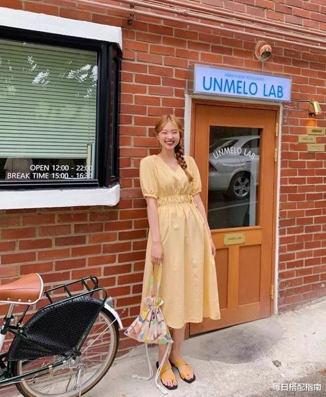 每日搭配指南|女人不管多少岁,夏天建议多穿这4种“显白色”,减龄又显气质