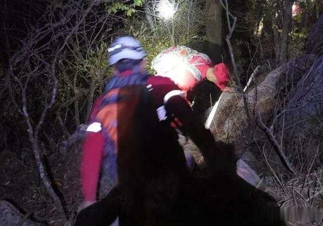 中国网直播 大年初二驴友被困山崖，浙皖警民夜间8小时成功救援