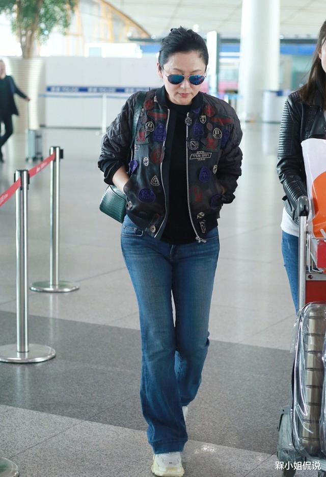 槑小姐侃说 52岁的陈红过早服老，穿私服素颜走机场，打扮老气却仍显高贵气质