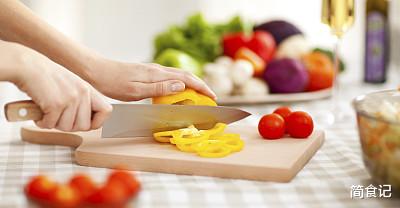 |木砧板，竹砧板，塑料砧板，哪种更健康？糊涂选错当心“致病”