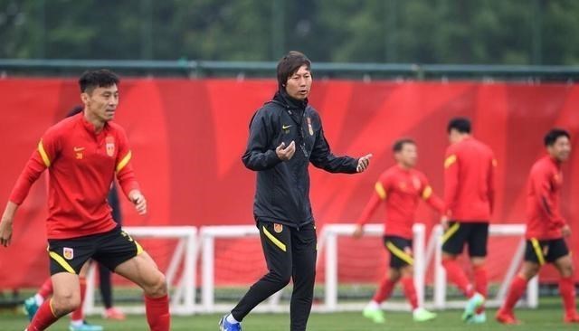 国足|国足迎战菲律宾首发浮现，蒿俊闵重回首发，泰山球员扛大旗！