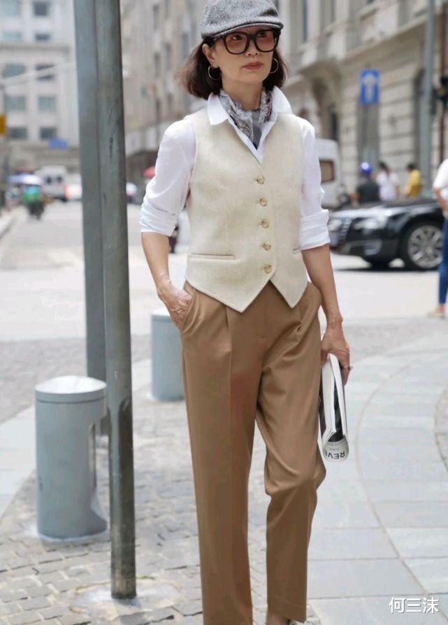 何三沫 50岁的女人别总穿一身黑，可以尝试浅色穿搭，演绎别样的视觉盛宴