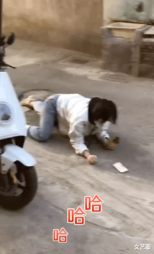 电视剧|女网红“贝勒爷”打工时期照片曝光，站舞台上给新娘提裙子，如今却月入百万