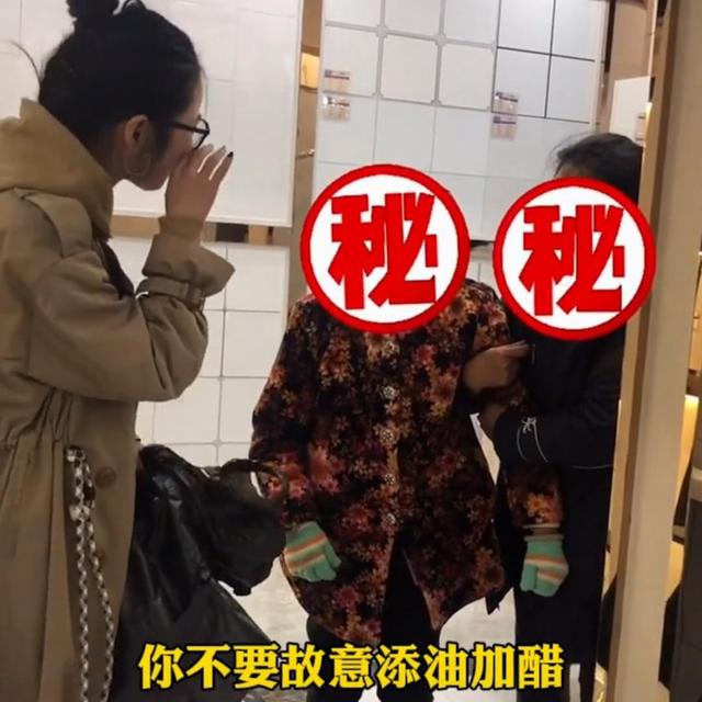活久见!女子往展厅坐便器上铺塑料袋,欲让老人在此方便