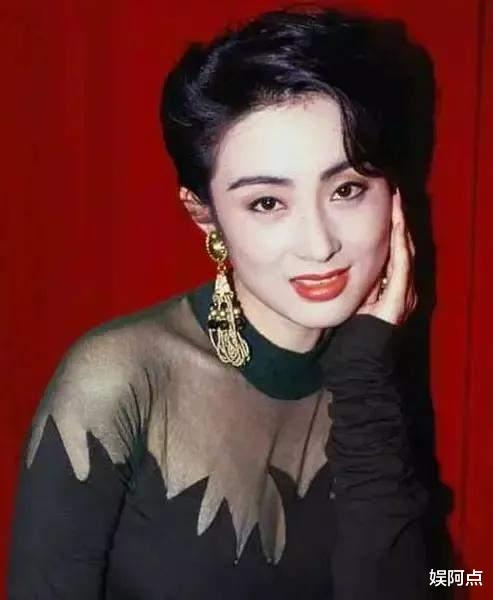 吴京|“妩媚女神”张敏为何能够躲过大佬们的骚扰？她背后的男人不简单