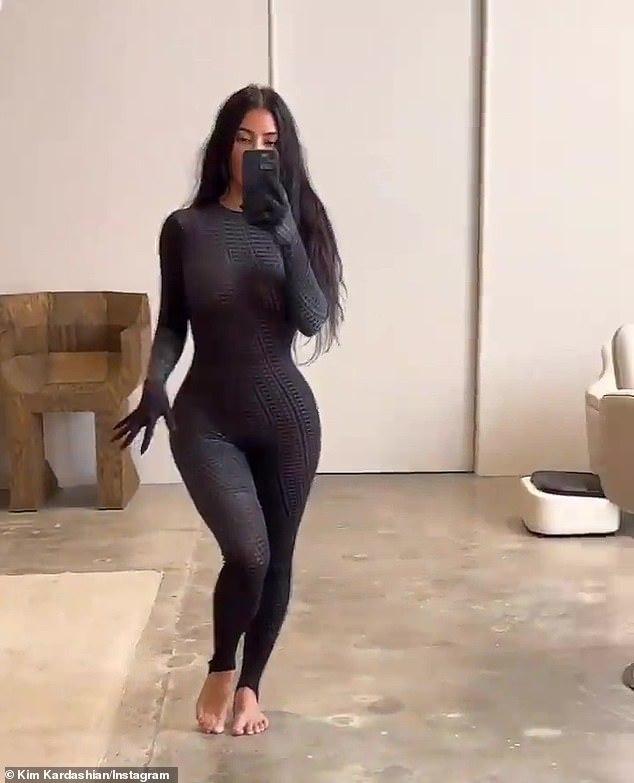 侃爷|41岁金·卡戴珊穿连体衣，尽显丰腴身姿，被侃爷搂肩“压抑愤怒”