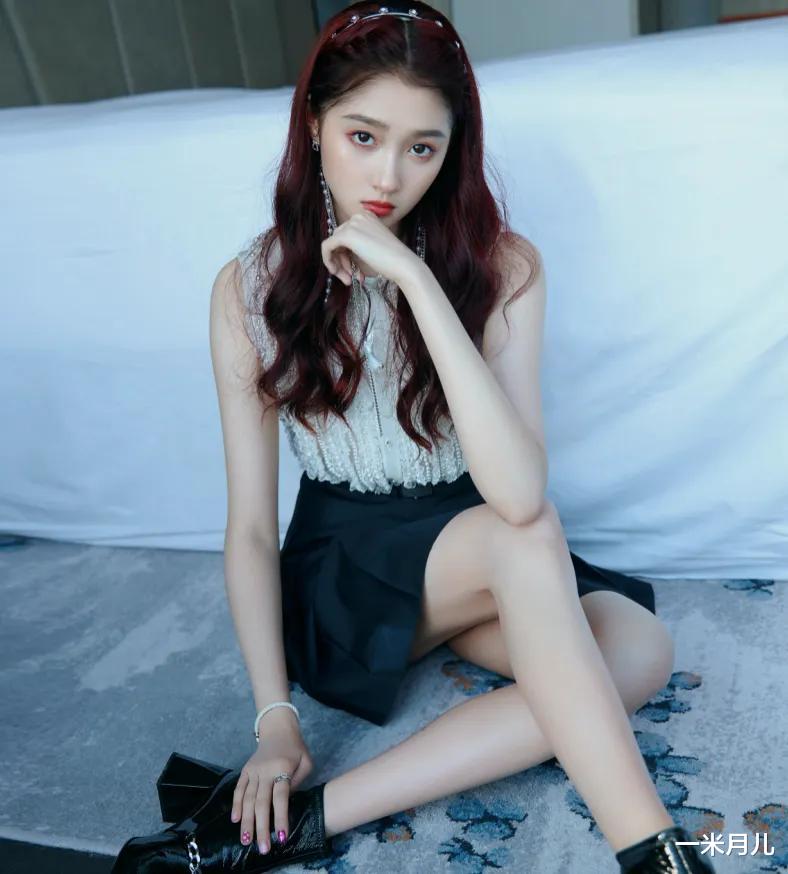 关晓彤|国民闺女珍珠编发亮相，一双腿白得发光，粉丝希望叫鹿嫂