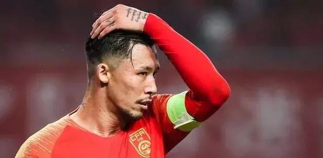 国足|国足7-0揪出最水边卫！身材瘦弱、技术粗糙，只会传中，还传不准