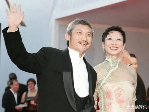 施南生 施南生：花35年捧红丈夫，却不生孩子，62岁丈夫牵手小30岁女助理