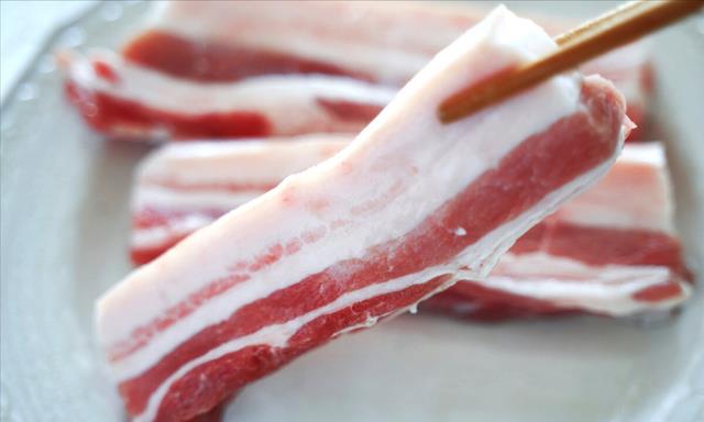 趁着猪肉降价多买点,保存切忌直接放冰箱,我这方法2个月都不坏