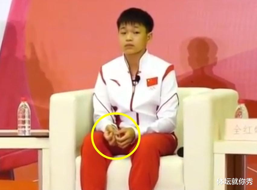 全红婵|全红婵不高兴！配合领导合影太委屈，嘟嘴一脸不爽，谁注意这举动