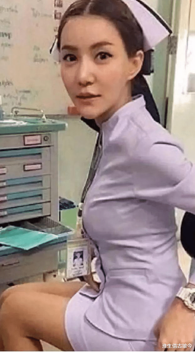 饮食 贵妃首次以泰王情人身份露面，学婆婆穿炮筒裤，红唇卷发比王后美