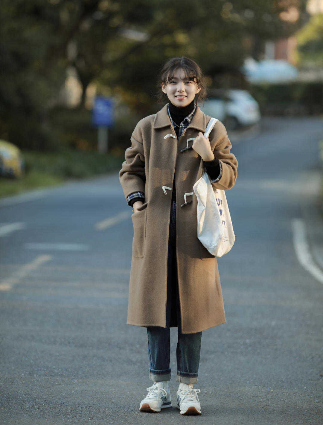 何有强 秋冬，小个子女生怎么把大衣穿得好看？搭针织衫和牛仔裤，真漂亮