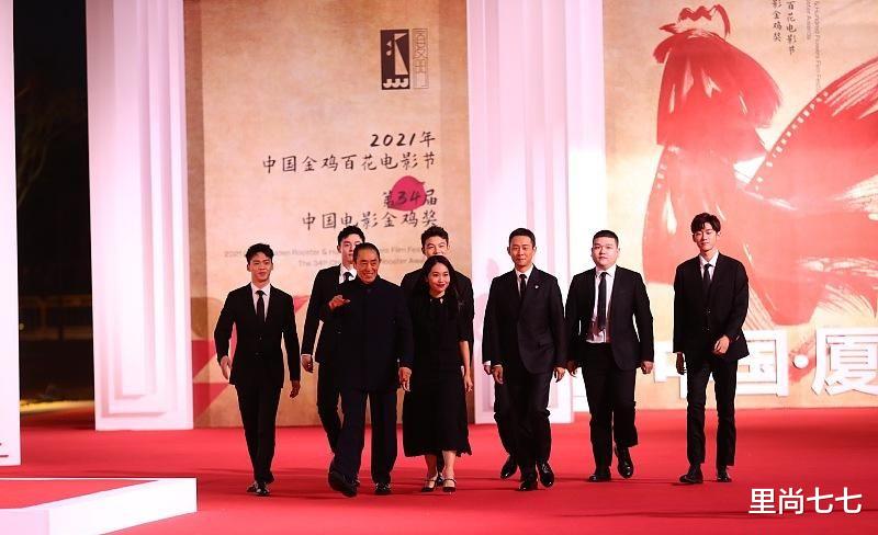 刘浩存|张艺谋带长女走红毯，罕见浓妆大变样太像原配，同框刘浩存超自信