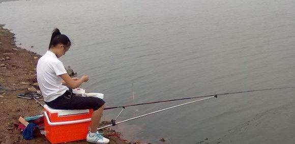 万峰湖|四川一男子万峰湖野钓遇怪事,收拾东西就回家了,网友:细思极恐