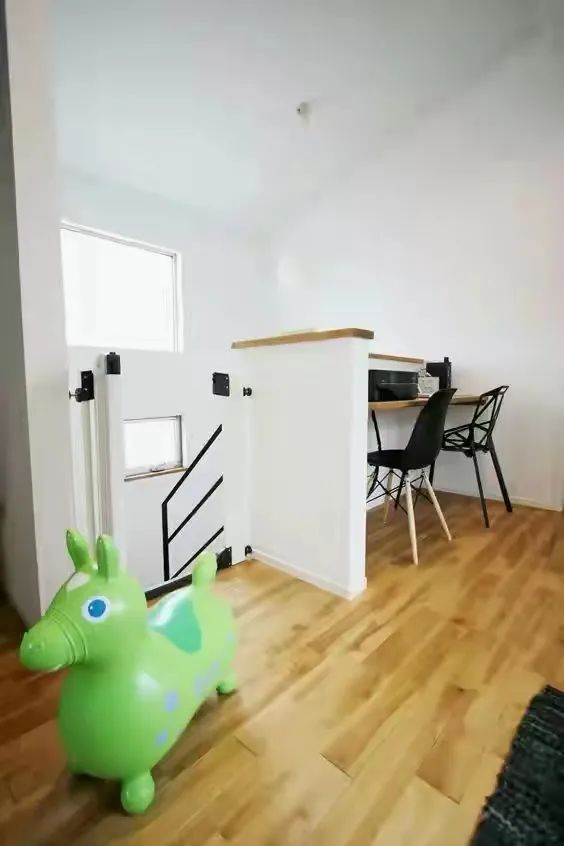 时尚装修设计大全|休闲区搬到这的还真少见，楼梯踏步延伸置物卡座，我定要好好学习下！