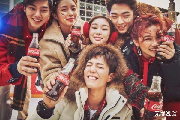 路人甲|朴宝剑与金妍儿2017年为饮料拍摄的宣传照，引起热议