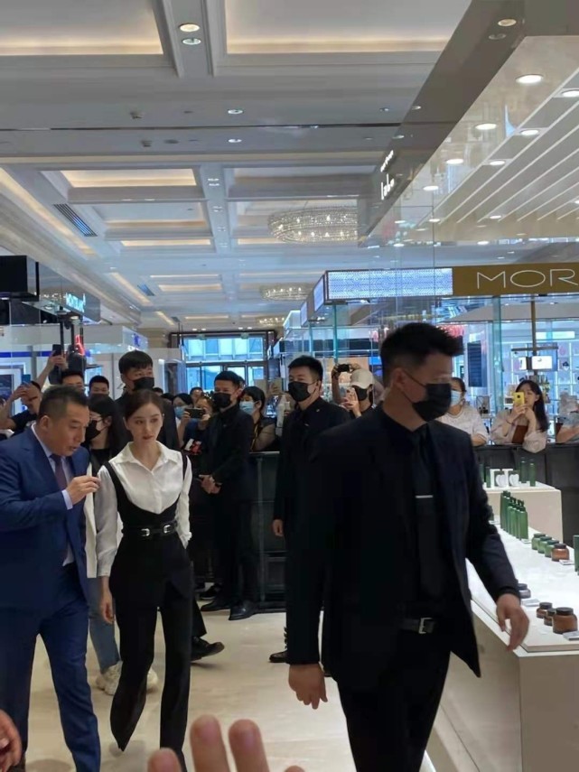 时尚风行派|刘诗诗白衬衣造型赢过了巩俐!紧身吊带里穿白衬衣,这个造型爆火