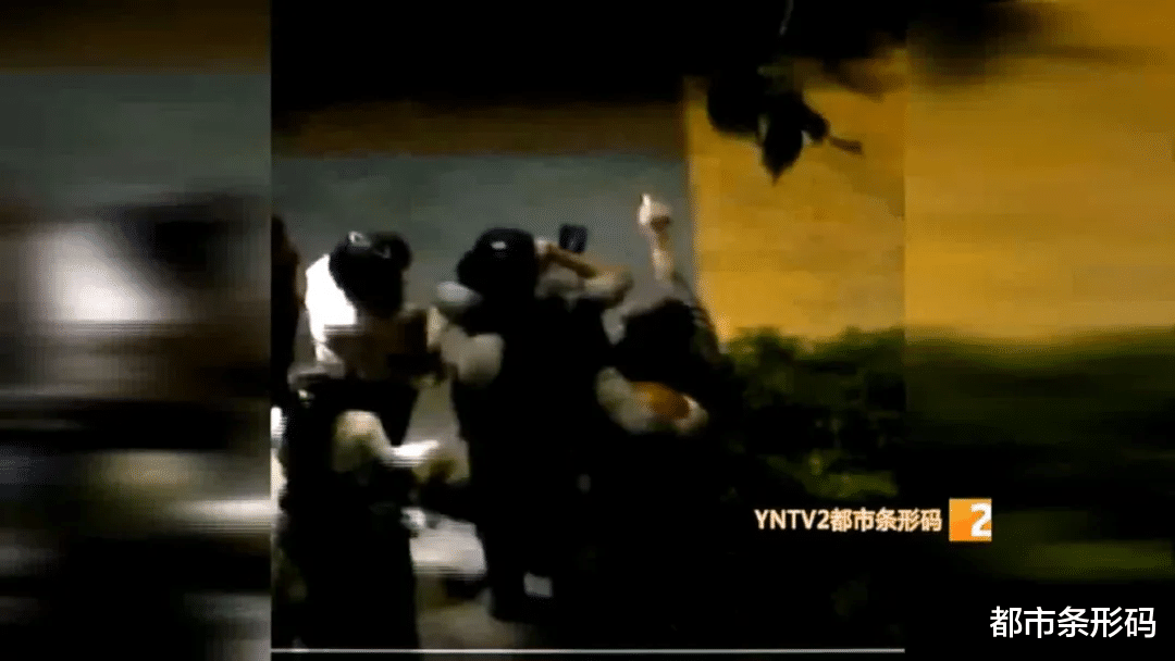 都市条形码 昆明一小区18楼住户连续高空抛物10分钟，邻居怒了！竟是3岁“熊孩子”干的！