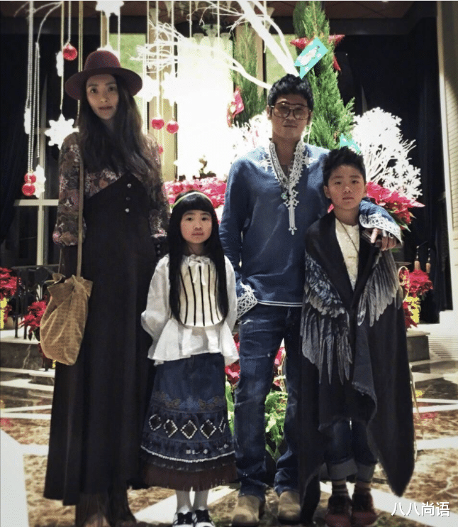 曹格|曹格妻子近照,毛衫配牛仔裤减龄又淑女,同框11岁女儿好似姐妹俩