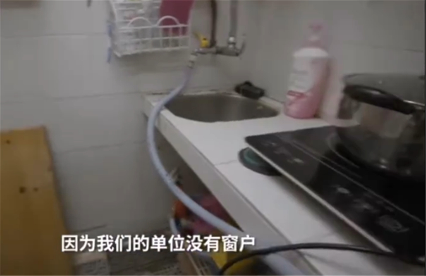 |香港住房有多难？夫妻挤6㎡劏房10年，楼梯放床当卧室