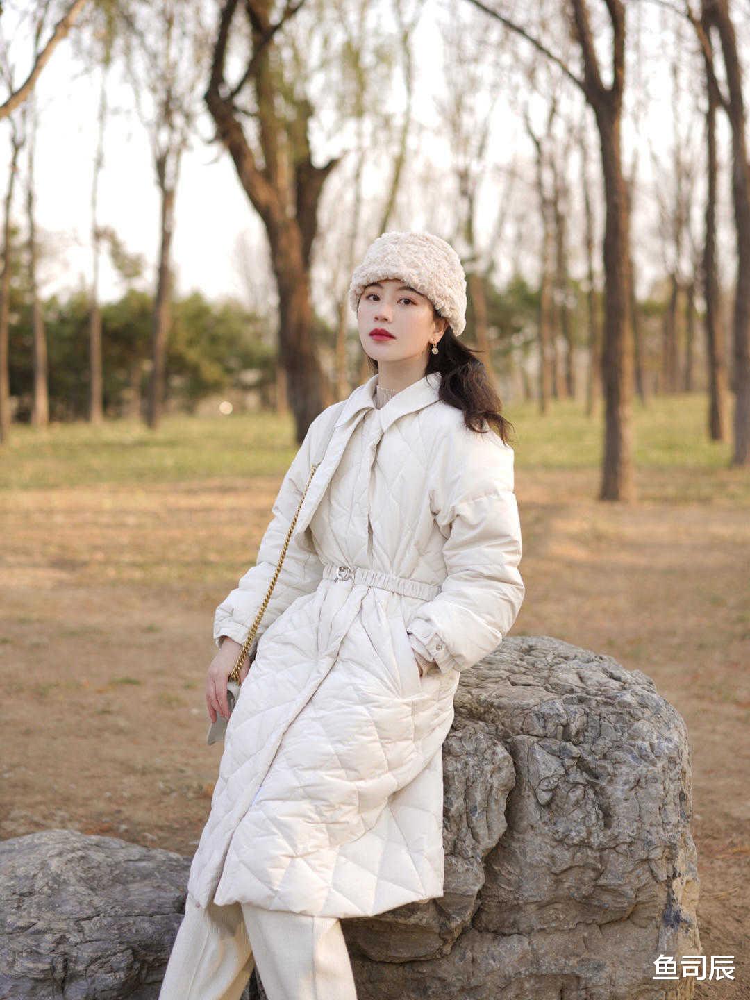 鱼司辰 初冬一定要备上一件纯白羽绒服，提亮肤色、减重减负，全靠它
