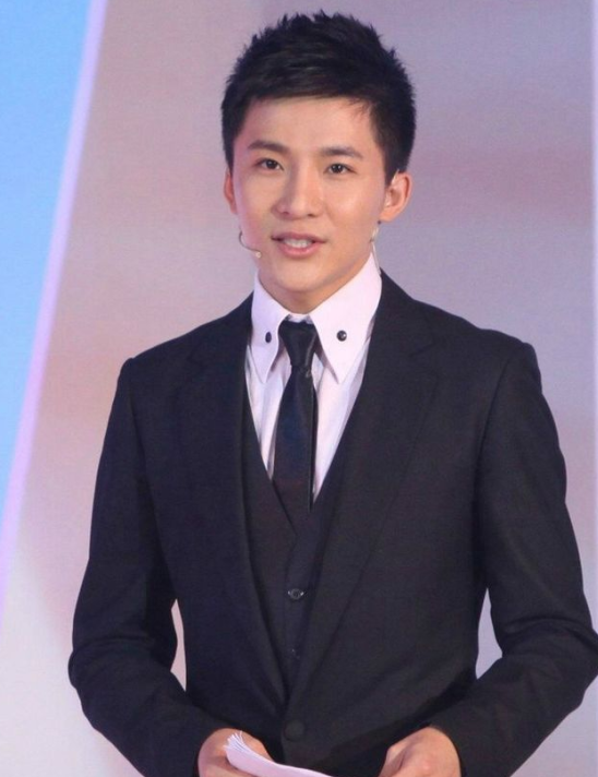 边策|央视最帅主持边策，和母亲通话1小时后从8楼纵身一跳，享年32岁