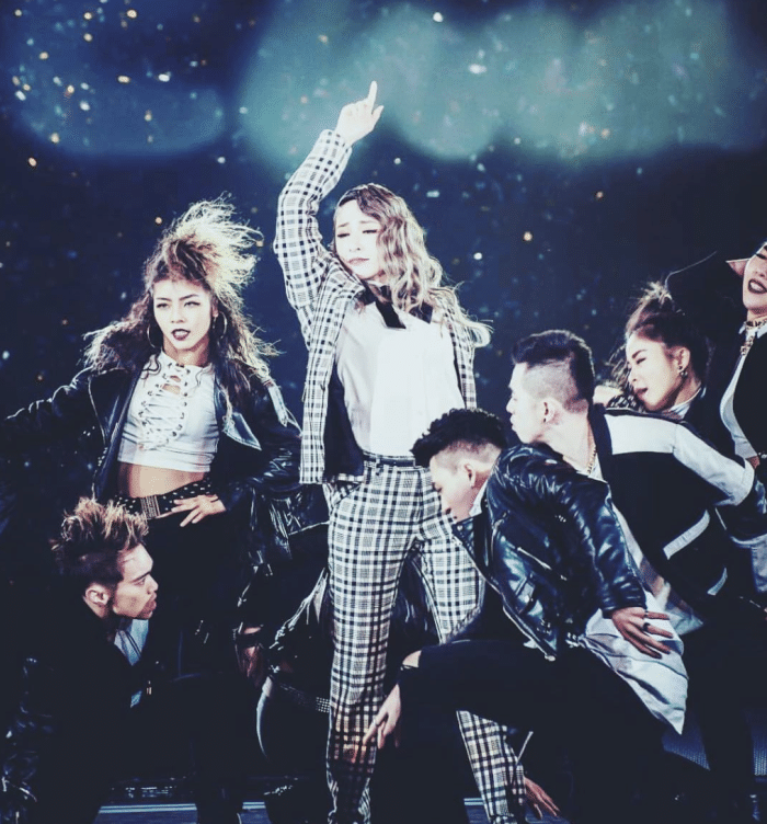 黑龙|萧亚轩庆祝出道22周年，手遮疤痕娇俏三连拍，42岁卖萌毫无违和感