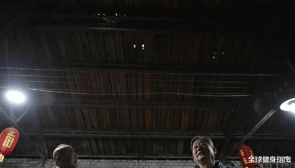 蔡徐坤|蔡徐坤“猛男照”霸屏热搜！肌肉线条引女粉丝舔屏！硬是把我看笑了...