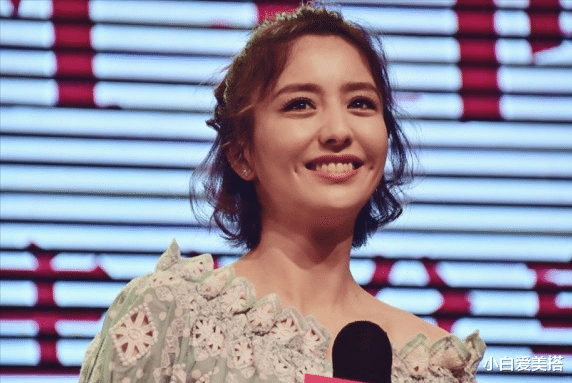 小白爱美搭|佟丽娅笑起来真甜，一身蕾丝裙装穿得好清新，哪里像个快40岁的人