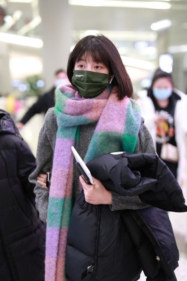 毛衣|李溪芮短发造型好萌，灰色毛衣配大长围巾，走路带风有校园魅力