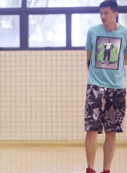 杜锋|中国男篮杜锋：姐姐开餐馆供他打篮球，成名后给姐姐养孩子