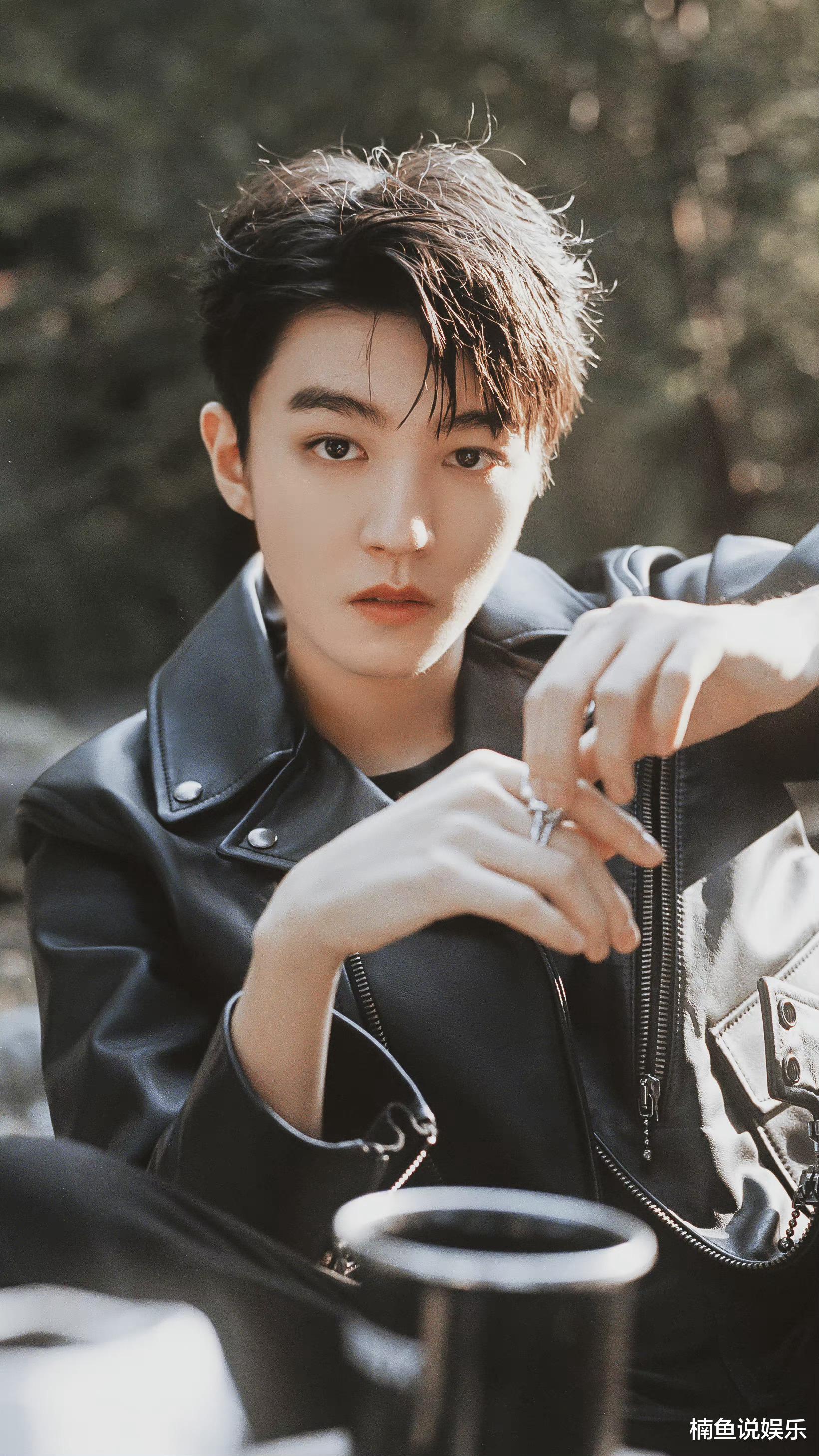 王俊凯|22岁王俊凯越来越帅气，机车造型尽显男人味，雨中花美男既视感