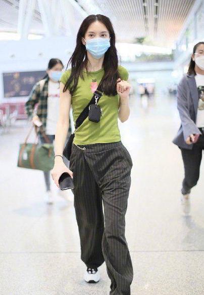 全球资讯 金晨穿搭真豪,一条休闲短裤都要4500,看似普通的造型却豪气冲天