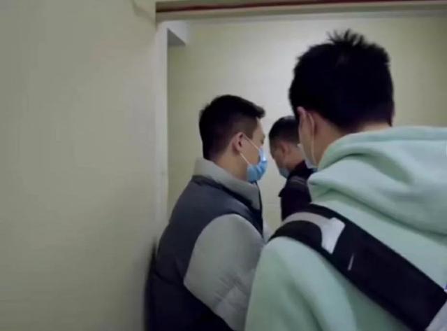 吴嘉情吧|妈宝男被抓，父母不但不责骂，还忙前忙后帮忙穿衣裤