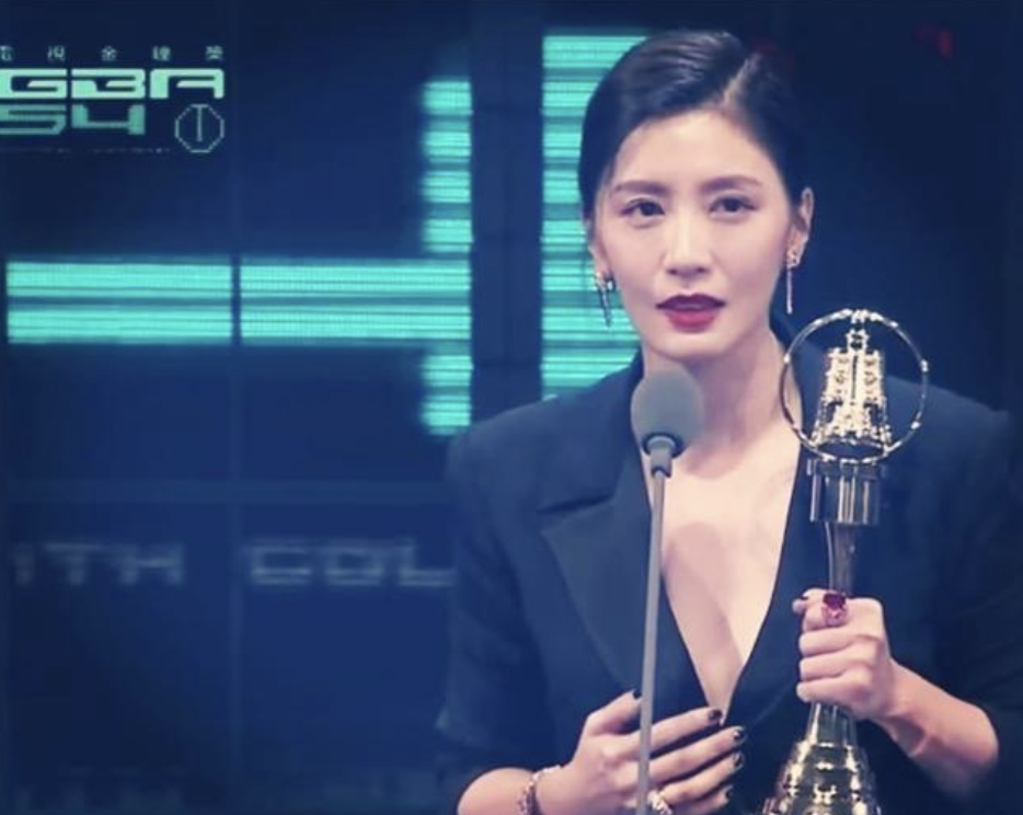 甘比|47岁贾静雯晒庆生照，与修杰楷过二人世界，母女四人合影画风搞怪