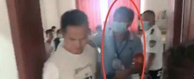 四叶草海之恋|舆论能一边倒吗？疫情形势严峻，补课教师被掐脖子冤不冤？