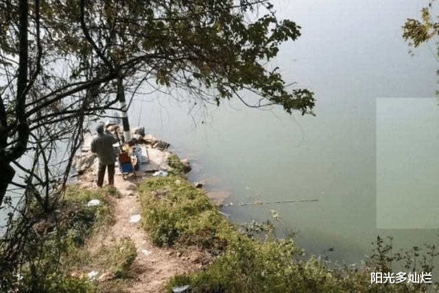 |百里寻鱼,老渔夫三十多年的经验,寻鱼不再难,爆护更不难