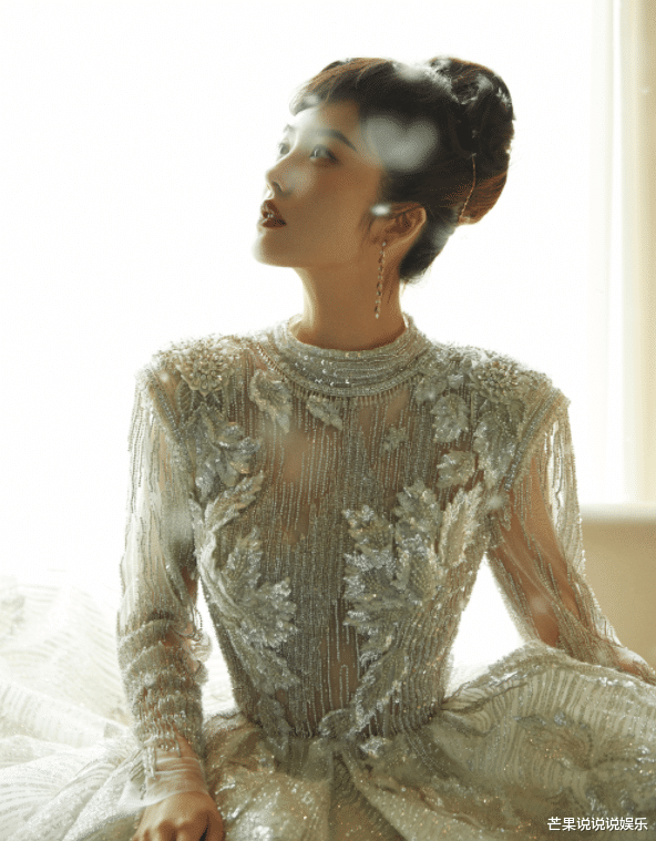 张新成|《国剧盛典》红毯：“乔家兄妹”合体，张新成帅气，而她造型出彩